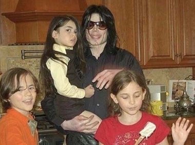Slide image for gallery: 10158 | Майкл Джексон с детьми: Принсом, Пэрис и Бланкетом.
