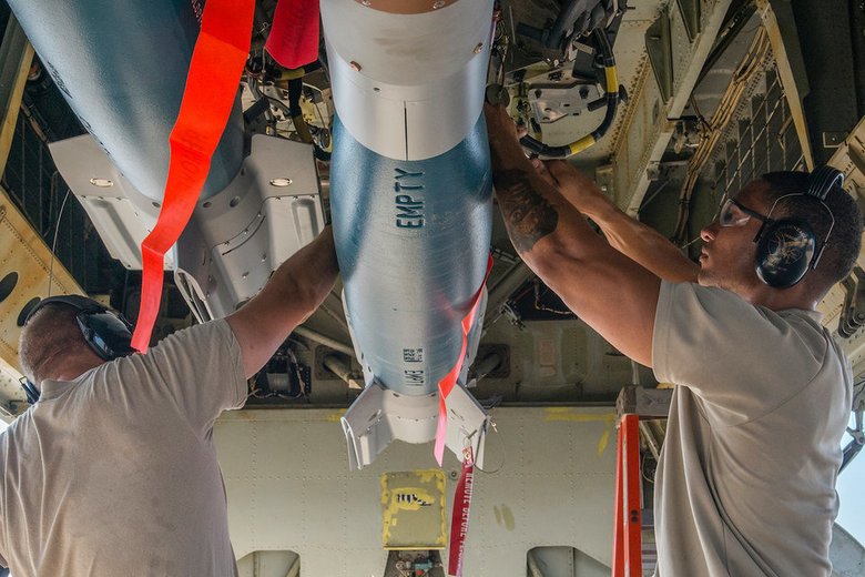 Техники устанавливают лазер-бомбу на роторную пусковую установку. Фото: Грегори Стил / US Air Force