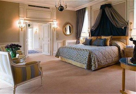 Спальня «королевского сьюта» (Royal Belle Etoile) в отеле Le Meurice