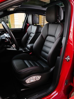 slide image for gallery: 26866 | Porsche Macan сиденья