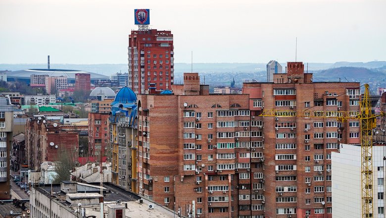 Вид на жилые дома в Донецке. Вид на жилые дома в Донецке.