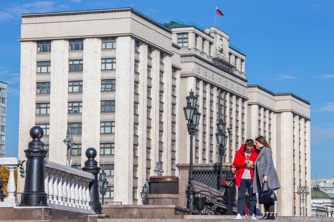 Госдума разрешает подросткам трудиться в выходные: но есть условия Госдума разрешает подросткам трудиться в выходные: но есть условия