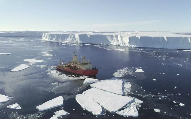 Для исследования ледника ученые управляли подводной лодкой без экипажа с борта «Натаниэль Б. Палмер». Фото: British Antarctic Survey