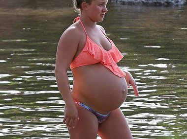 Slide image for gallery: 4557 | Комментарий «Леди Mail.Ru»: Актриса сейчас на восьмом месяце беременности, что не мешает ей посещать светские мероприятия, а потом отдыхать от них