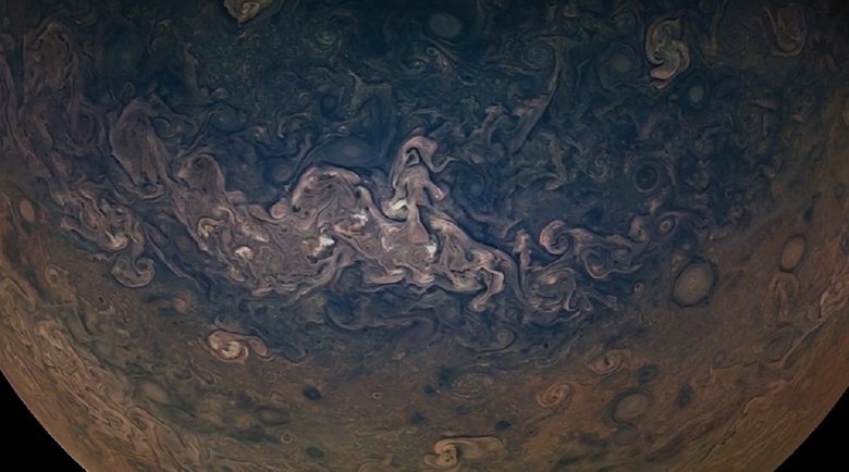 Молния на Юпитере едва различима в центре на этом скриншоте. На видео она видна лучше (она появляется на 2 минуте). Фото: scitechdaily.com