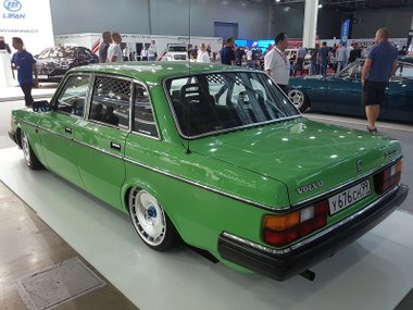 slide image for gallery: 23734 | Неформалы московской автомобильной выставки. Ретро