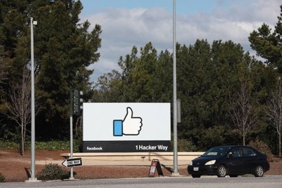 Meta заместила известный билборд Facebook Like, который стоит у штаб-квартиры компании. Фото: The Verge