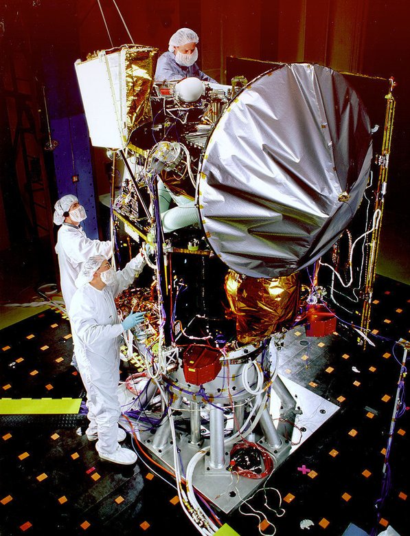 Mars Climate Orbiter проходит акустические испытания. Фото: NASA