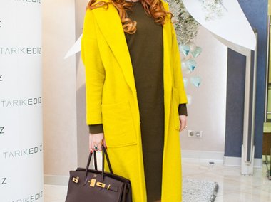 Slide image for gallery: 4600 | А Анастасия Стоцкая предпочла позировать в своем стильном желтом пальто