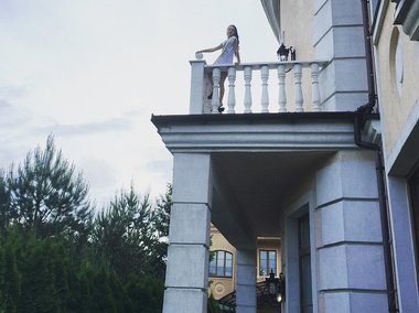 Slide image for gallery: 5718 | «Такая прелесть: приехав утром в новый дом, увидеть свое чудо на красивом балконе. Аришка как Джульетта...» — прокомментировала балерина фотографию