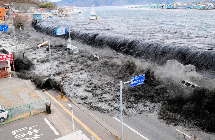 5-метровая волна проникает вглубь японской префектуры Сендай. Фото: Onliner