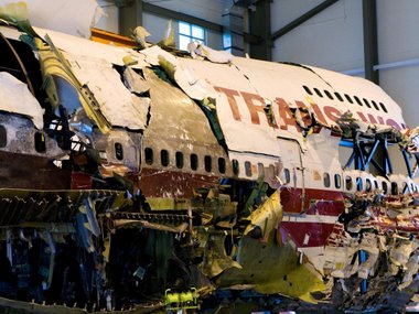 Обломки самолета TWA Flight 800
