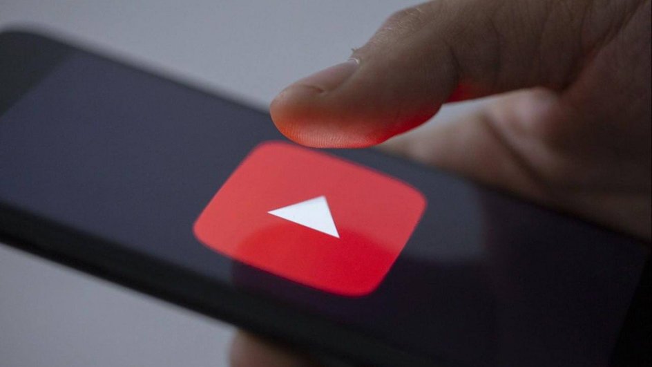 логотип YouTube на смартфоне