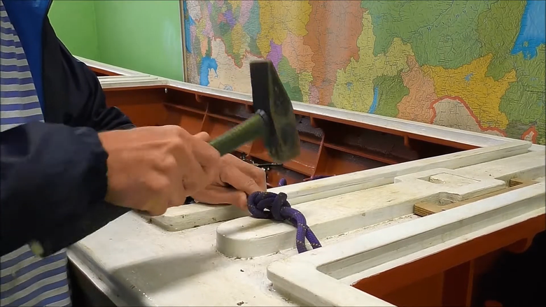 Как развязать узел с помощью молотка / Источник: YouTube канал: Экспедиция на Край Света