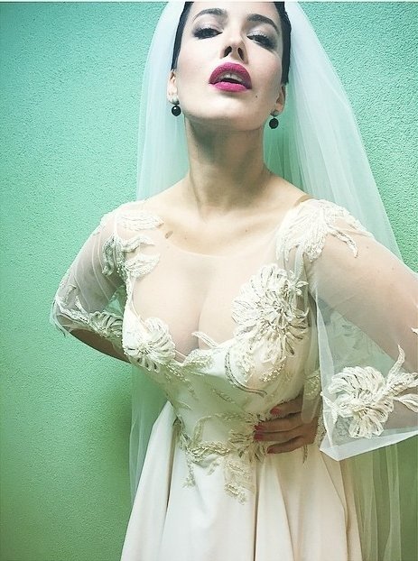 Даша Астафьева опубликовала фото в свадебном платье