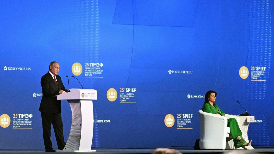 Владимир Путин и Маргарита Симоньян на ПМЭФ в 2022 году Владимир Путин и Маргарита Симоньян на ПМЭФ в 2022 году