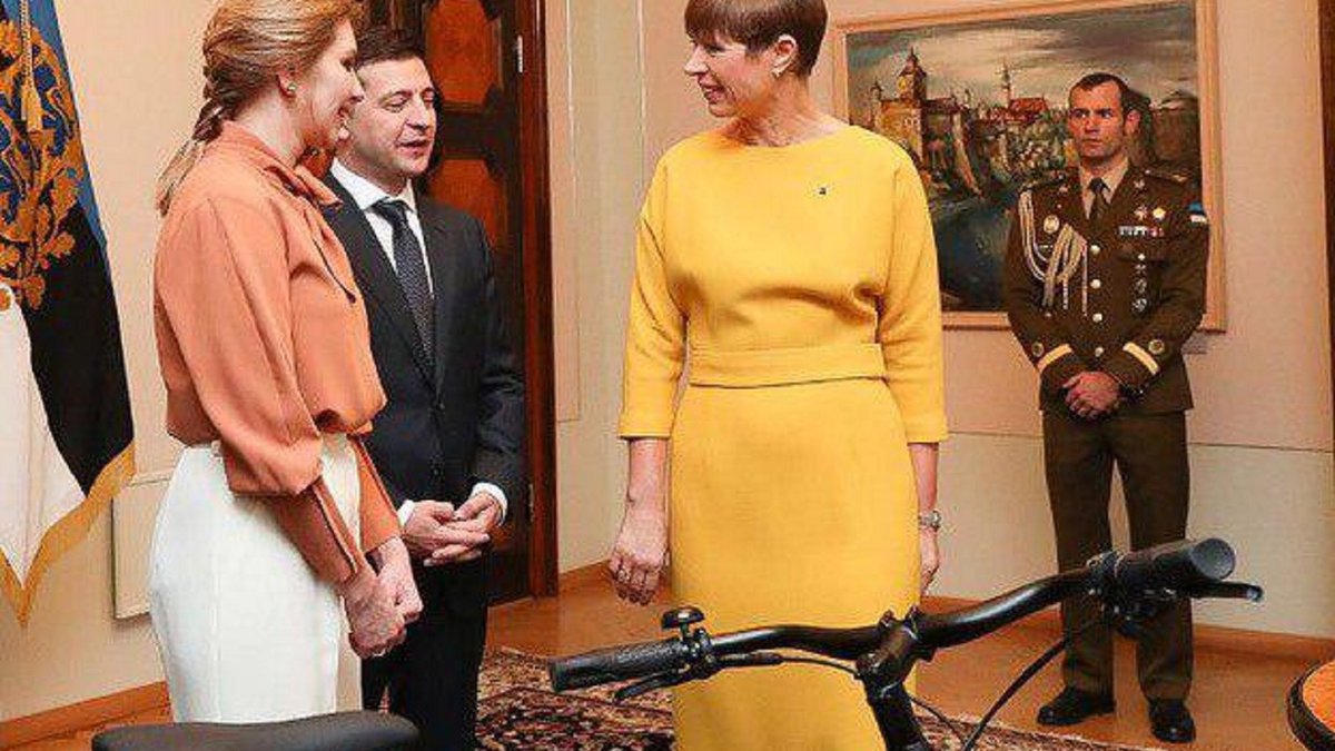 президент эстонии с сыном в платье