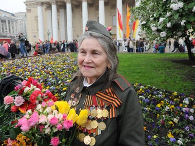 Встреча ветеранов Великой Отечественной войны в сквере Большого театра Встреча ветеранов Великой Отечественной войны в сквере Большого театра