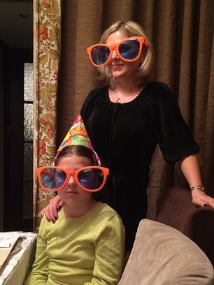 Slide image for gallery: 4318 | Комментарий «Леди Mail.Ru»: Сестра и племянница Алены примеряли смешные очки