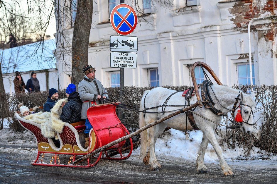 Катание на лошадях в Суздале на санях