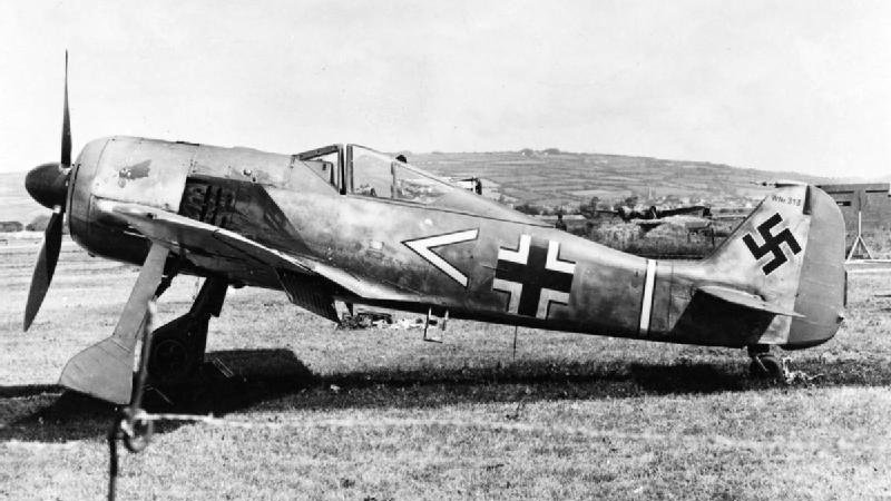 Немецкий истребитель Focke-Wulf Fw 190 стоит в поле