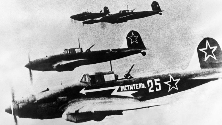 Штурмовики Ил-2 из 4-й воздушной армии генерала-полковника авиации К.А. Вершинина в небе над Берлином. Штурмовики Ил-2 из 4-й воздушной армии генерала-полковника авиации К.А. Вершинина в небе над Берлином.