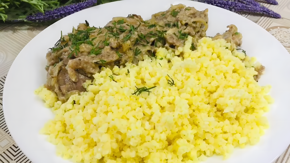 Пшенная каша лежит на тарелке рядом с мясом Пшенная каша лежит на тарелке рядом с мясом