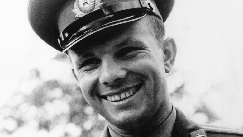 Юрий Гагарин с голубем Юрий Гагарин с голубем