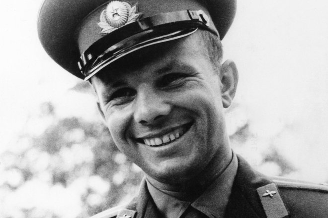 Юрий Гагарин с голубем Юрий Гагарин с голубем