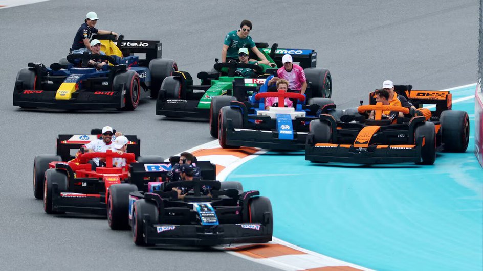 Гонщики в полноразмерных копиях болидов F1 из кубиков LEGO