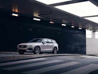 slide image for gallery: 24071 | Volvo V60 T5 Cross Country