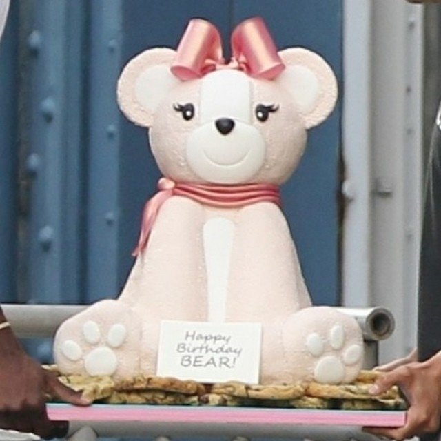 Смарт разместил в своем блоге снимок праздничного торта, подаренного Джей Ло два года назад, и подписал его «С Днем рождения, самый красивый медвежонок в мире! Пусть все твои желания сбудутся!»