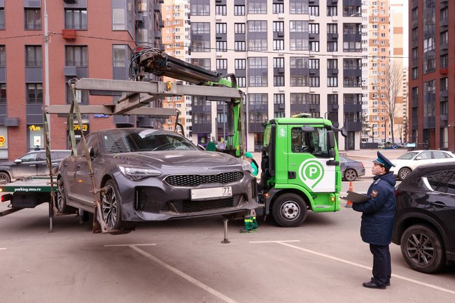 Сотрудник Федеральной службы судебных приставов у конфискуемого автомобиля