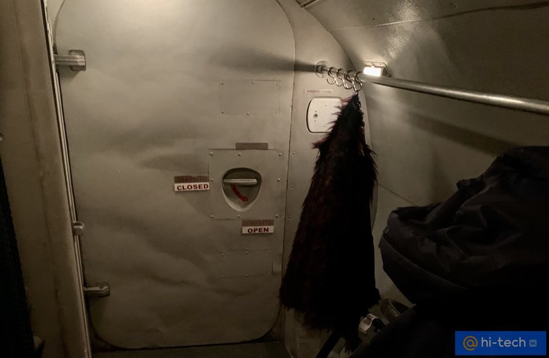Пространство для верхней одежды и багажа в хвостовой части самолета рядом со входом