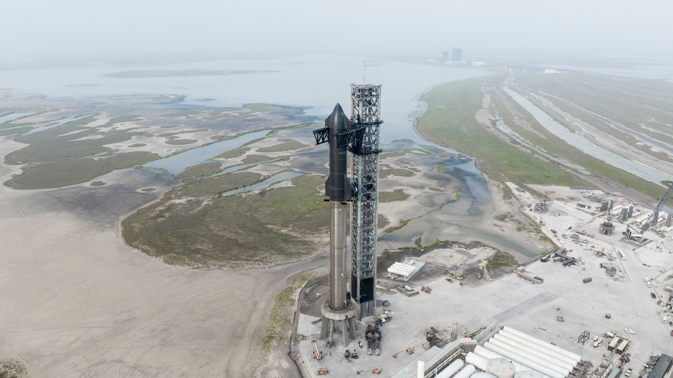 Starship на стартовой площадке Starship на стартовой площадке