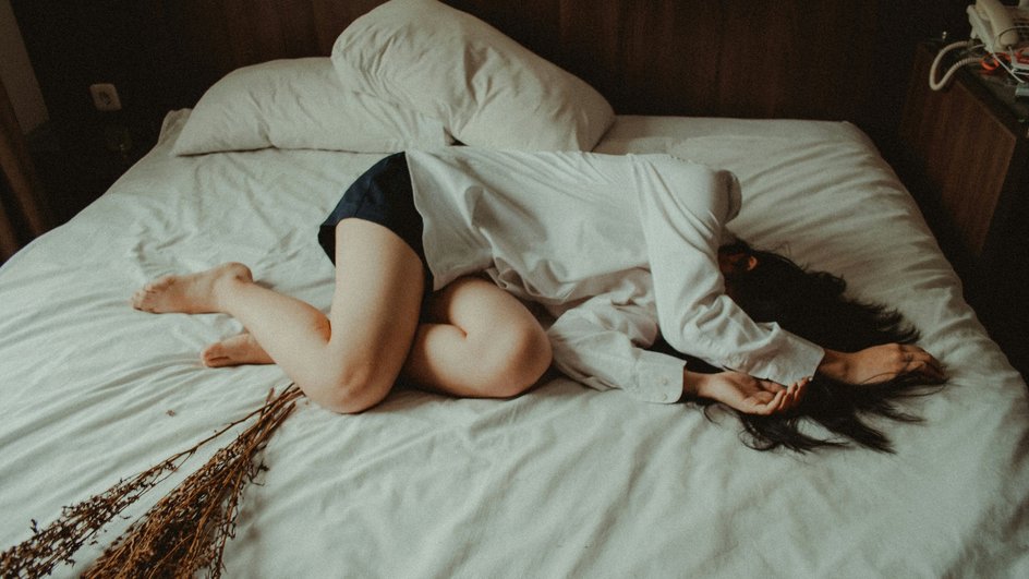 Девушка переживает горе из-за триггера Девушка переживает горе из-за триггера
