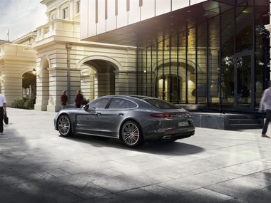 slide image for gallery: 22178 | Porsche Panamera