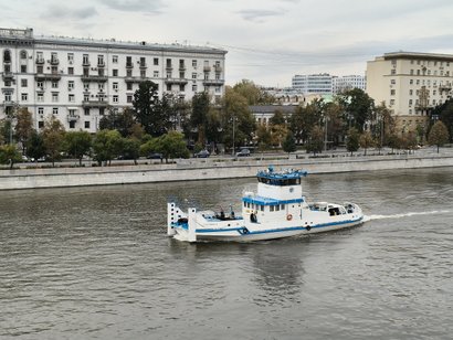 Лодка плывет по реке в городе