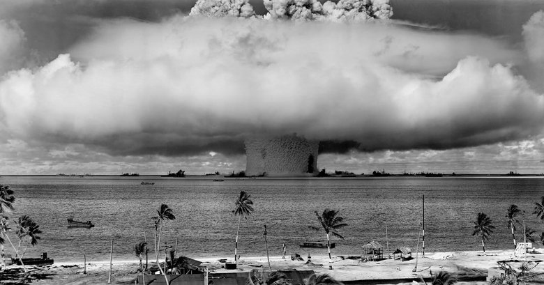 Ядерный гриб и столб воды, поднятые при подводном ядерном испытании 26 июля 1946 года в ходе ядерных тестов США. Фотография сделана с башни на атолле Бикини в 5,6 км (3,5 милях) от взрыва Источник: Wikipedia