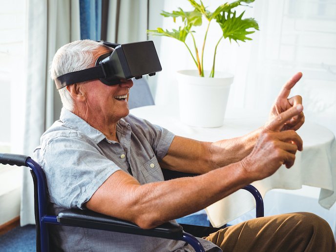 Дедушка в VR-очках Дедушка в VR-очках