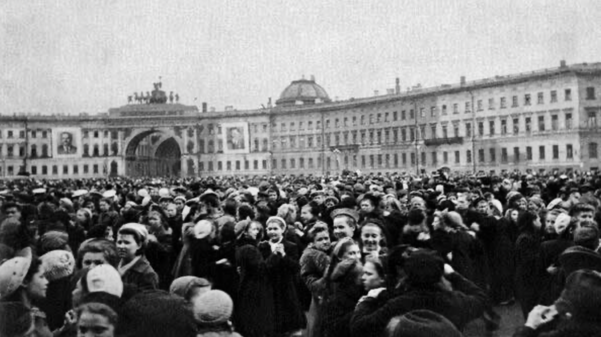 Архивные фото ленинграда. День Победы Ленинград 1945. Парад Победы в Ленинграде 1945. Ленинград день Победы май 1945. Ленинград победа 1945 фото.