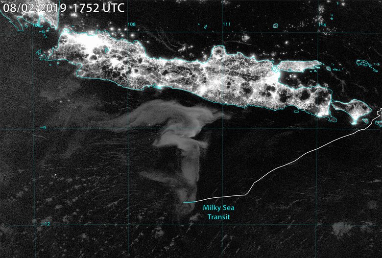 На спутниковых снимках, сделанных ночью 2 августа 2019 года, запечатлено биолюминесцентное «молочное море» площадью около 100 000 кв. км к югу от Явы (Индонезия). Координаты частной яхты «Ганеша» (Ganesha) наложены сверху: синим показано место, где экипаж судна сообщил о находке. Фото: Australian National University