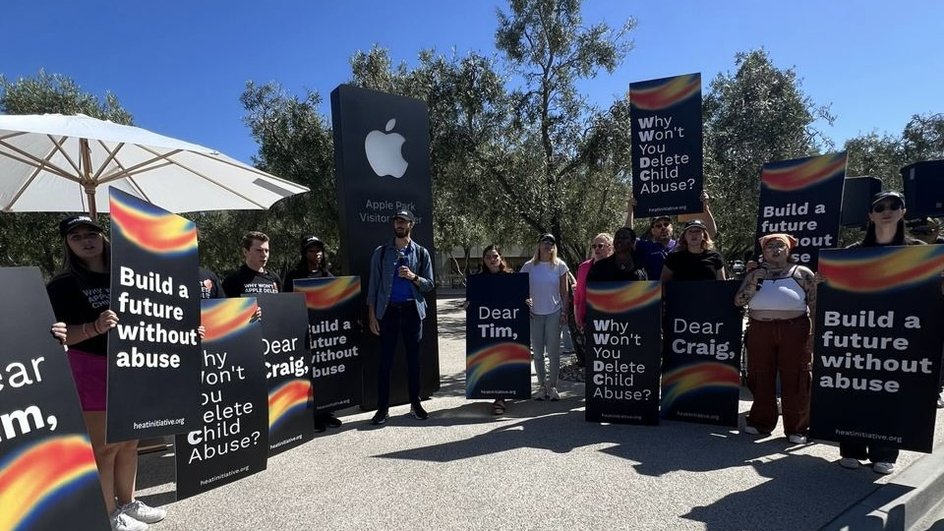 Протест возле Apple Park. Источник: AppleInsider