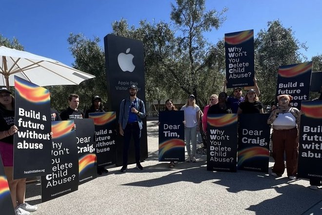 Протест возле Apple Park