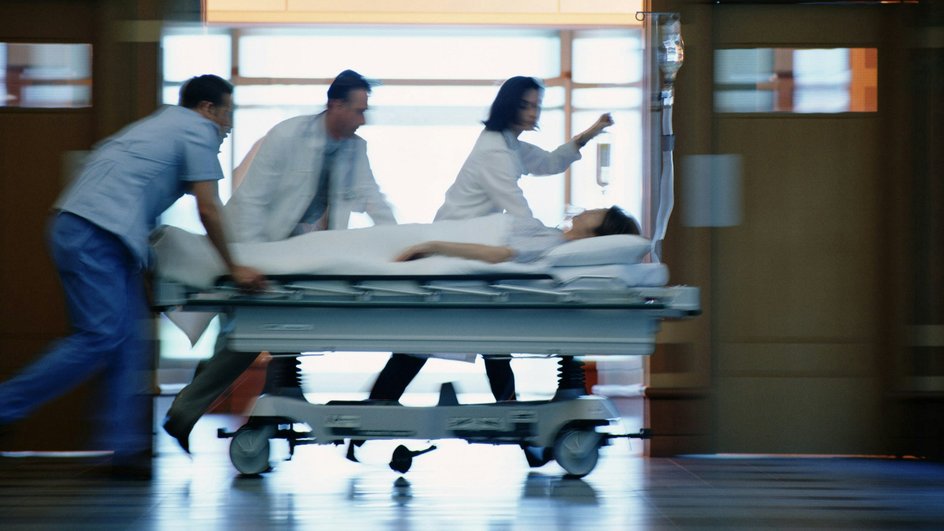 Медики везут пациента на каталке Медики везут пациента на каталке