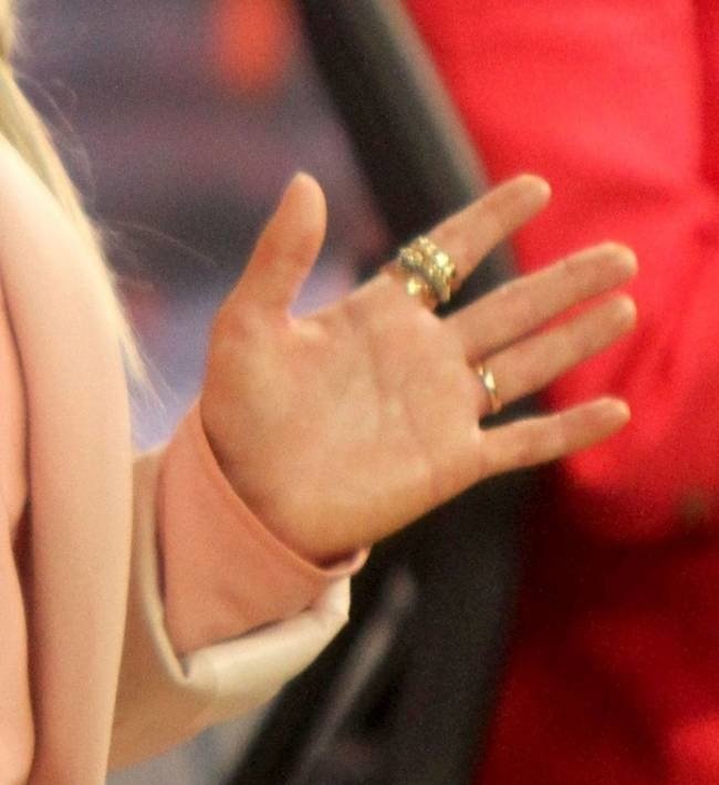 Поклонники и журналисты сразу обратили внимание на обручальное кольцо, которое до этого, на пальце Хайден никогда не было