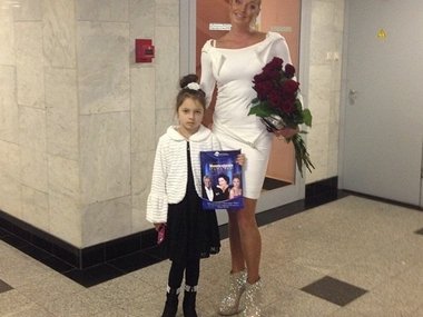 Slide image for gallery: 3381 | Комментарий «Леди Mail.Ru»: Накануне Ариадна вместе с мамой побывала на концерте Николая Баскова