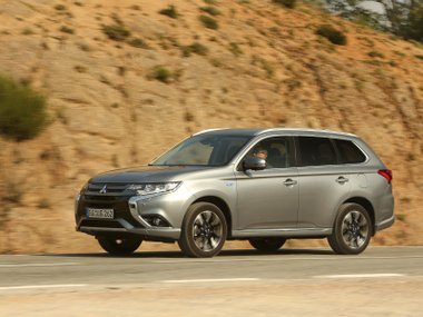 slide image for gallery: 19861 | Mitsubishi Outlander PHEV