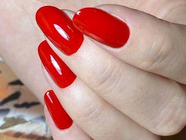 Slide image for gallery: 14056 | Классический красный. Лучше всего отдавать предпочтение овальной форме ногтя: она выглядит наиболее естественно, делает пальцы визуально тоньше, длиннее и изящнее. Фото: @nails__a.m__sochi