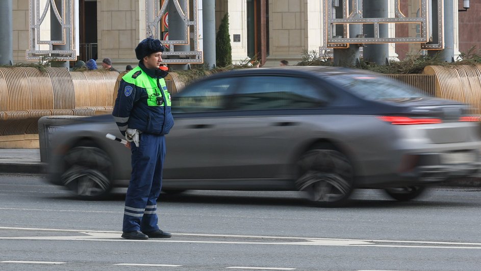 Инспектор ДПС ГИБДД во время дежурства на одной из улиц города Инспектор ДПС ГИБДД во время дежурства на одной из улиц города